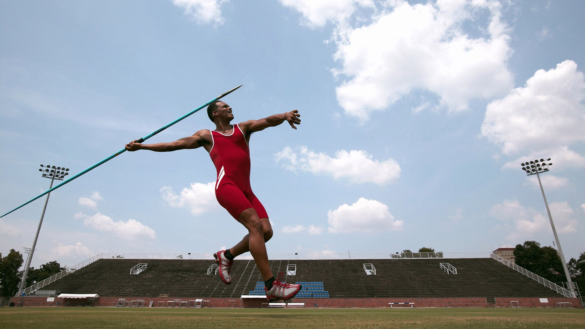 “峡谷穿梭：深山中的极速对抗”，峡谷穿越运动